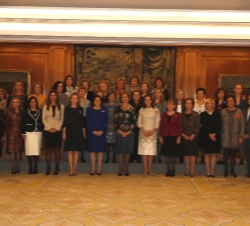 Fotografía de grupo de Su Majestad la Reina con una representación de Damas de los tres Ejércitos y de la Guardia Civil
